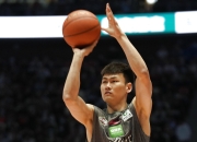 开云体育直播-本赛季篮球比赛中引人注目的球员