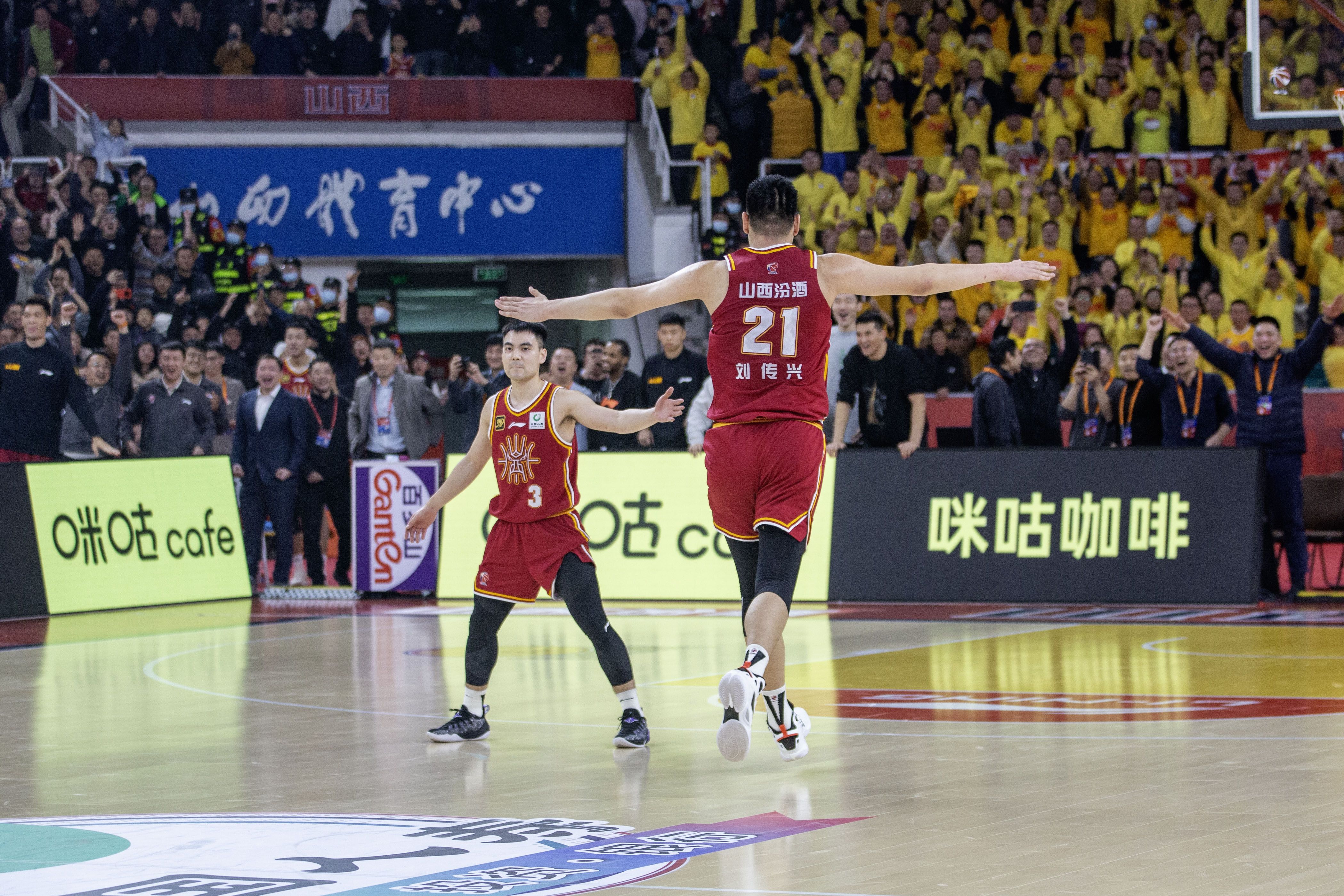 CBA季后赛:广东力克新疆晋级总决赛 CBA季后赛:广东力克新疆晋级总决赛