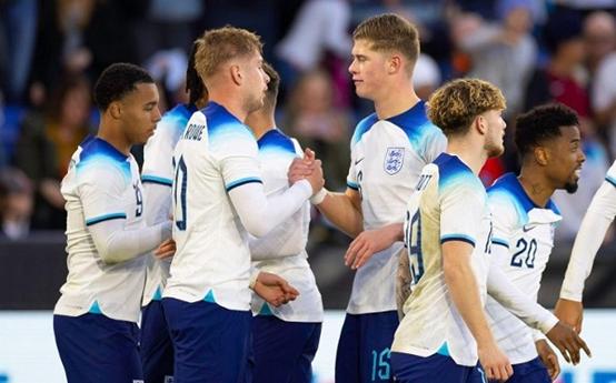 英格兰队在与捷克队的较量中获胜