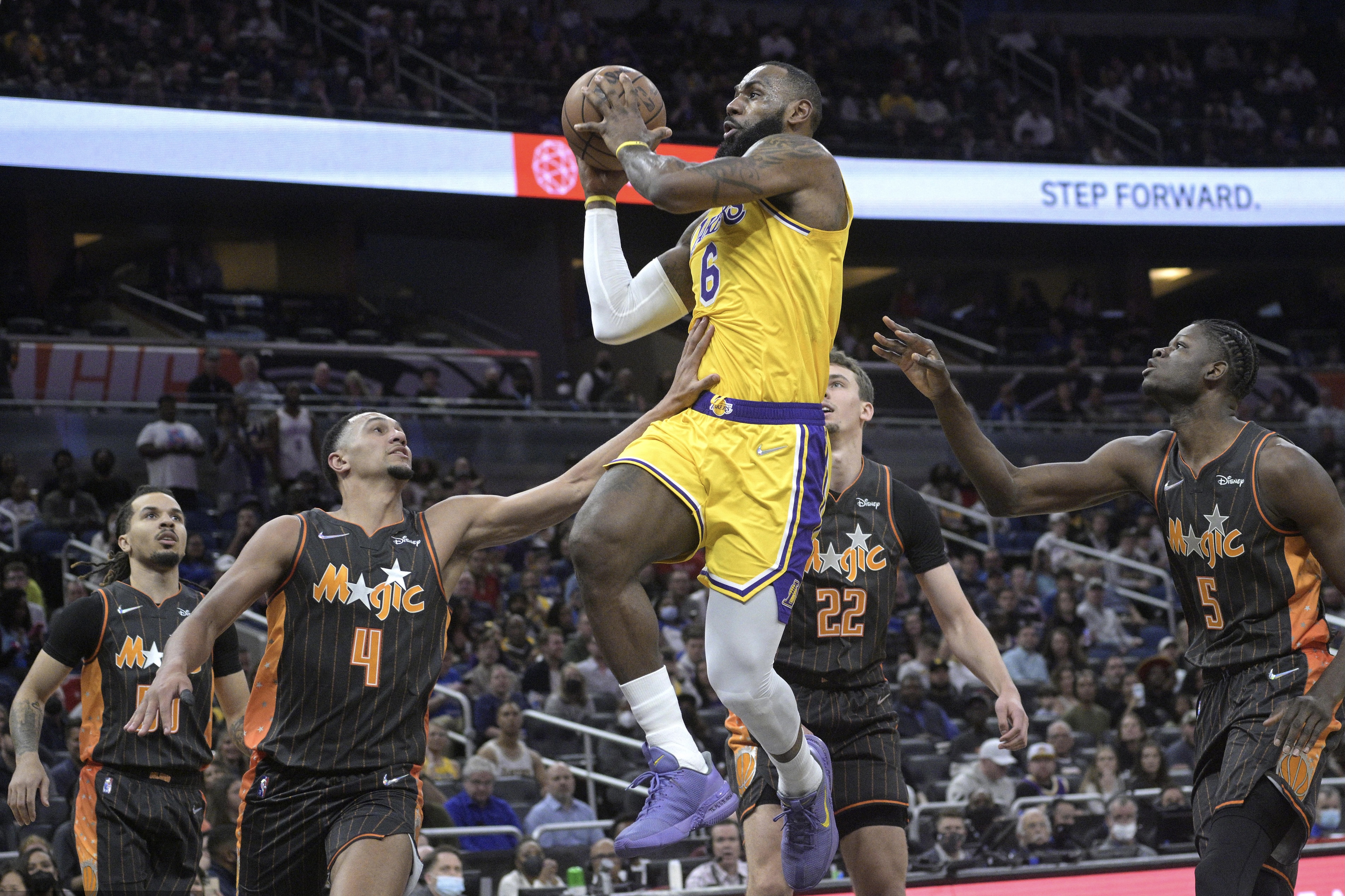 包含汉诺威客场获胜，扭转连败颓势的词条