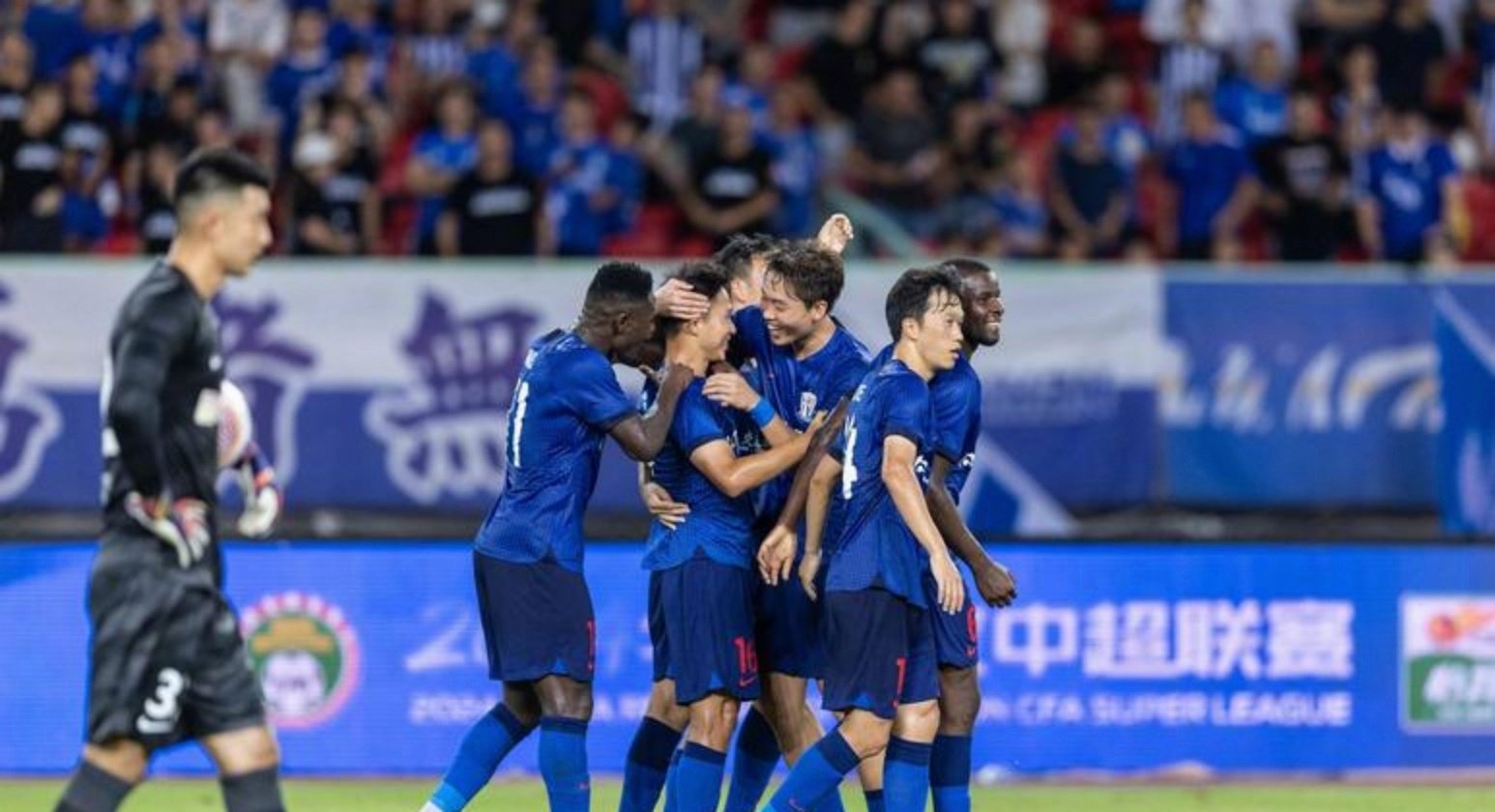 中超职业足球比赛场景中的关键时刻! 中超职业足球比赛场景中的关键时刻!