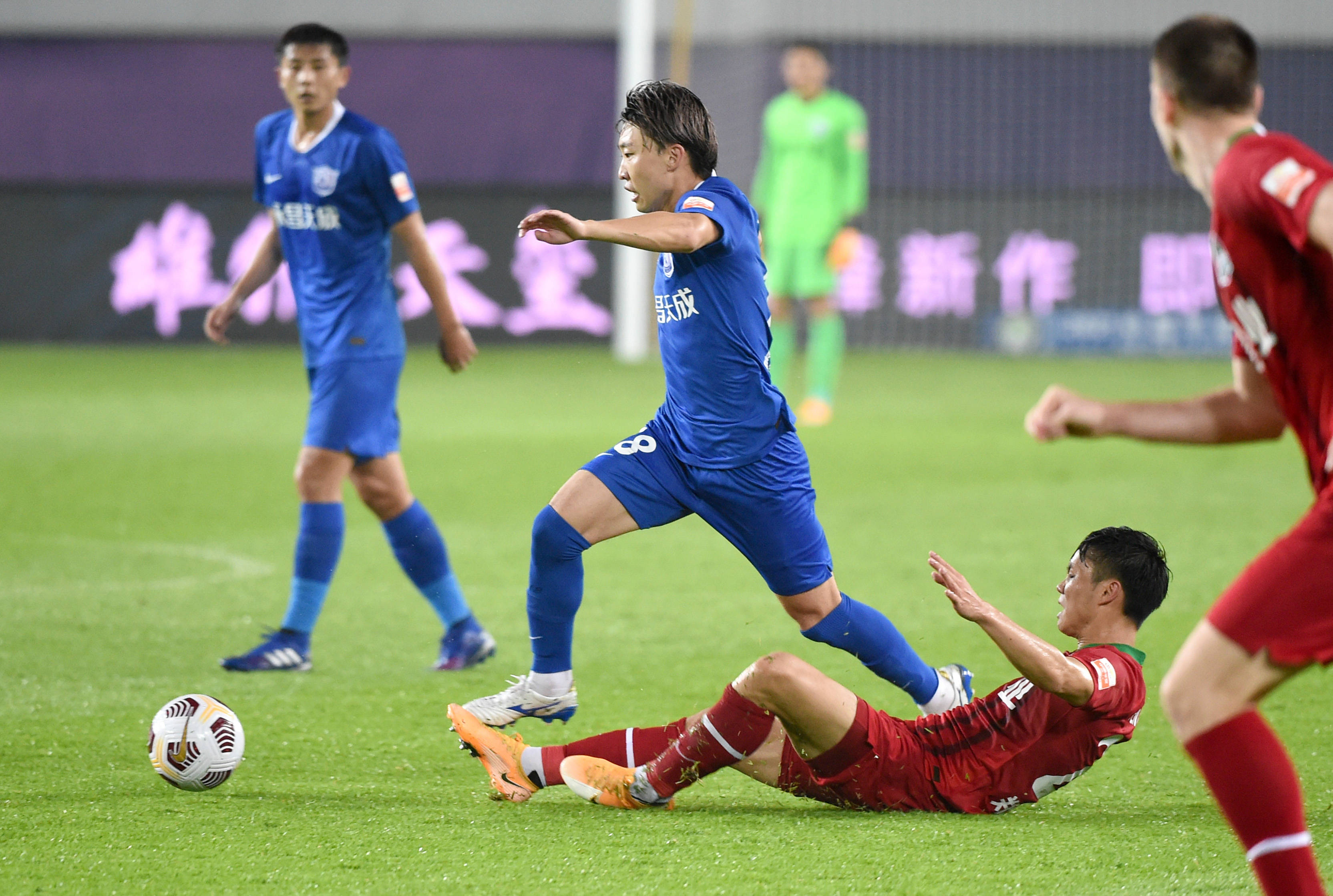 中超职业足球比赛场景中的关键时刻! 中超职业足球比赛场景中的关键时刻!