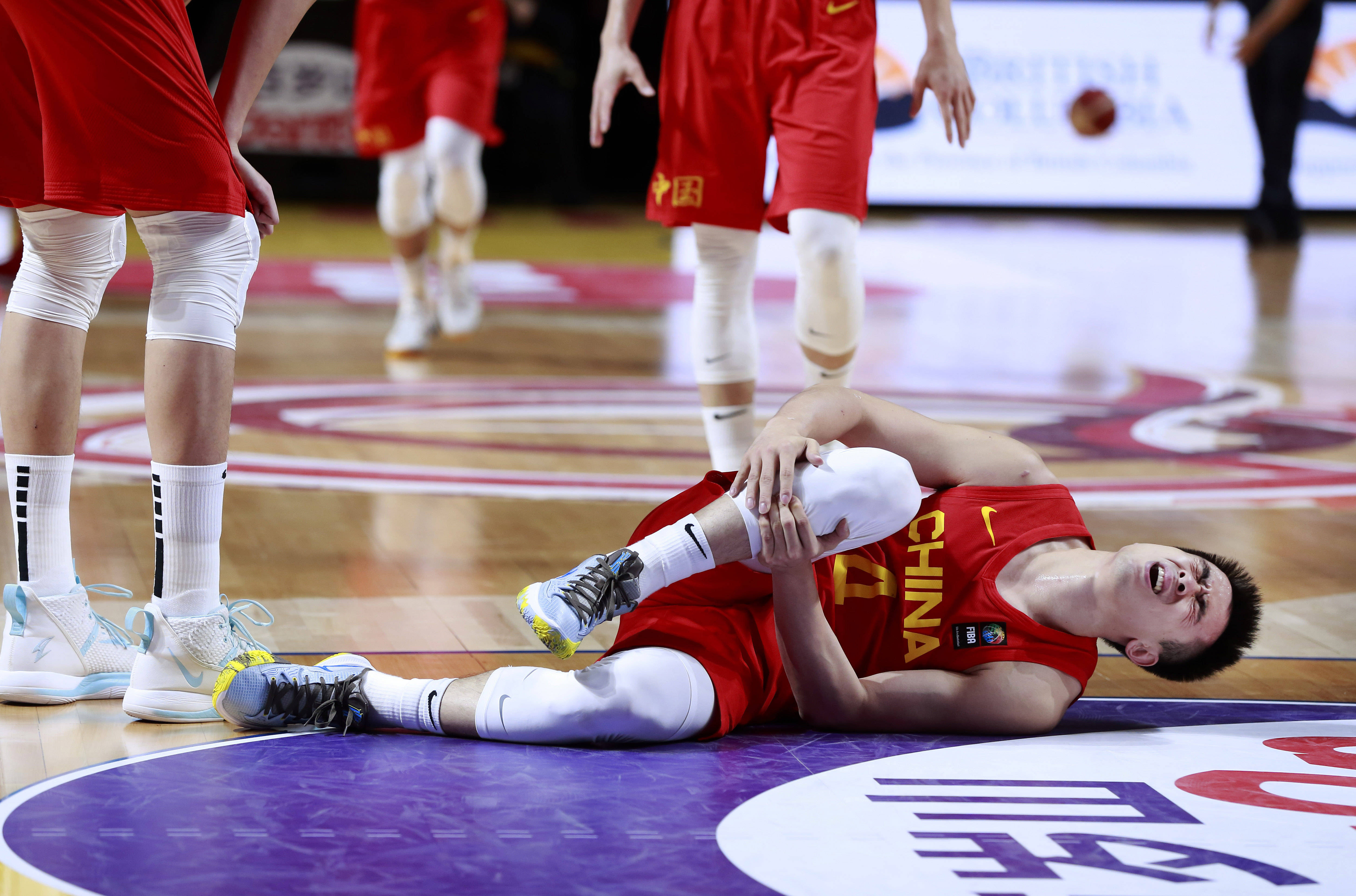 选手意外受伤,比赛现场一片紧张 选手意外受伤,比赛现场一片紧张