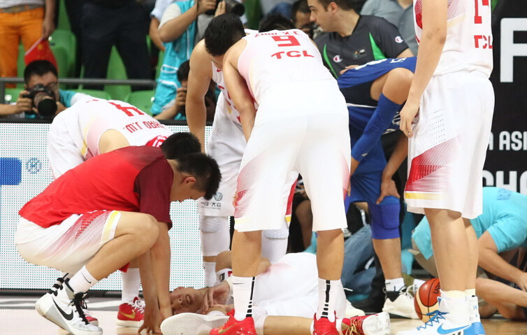 选手意外受伤,比赛现场一片紧张 选手意外受伤,比赛现场一片紧张