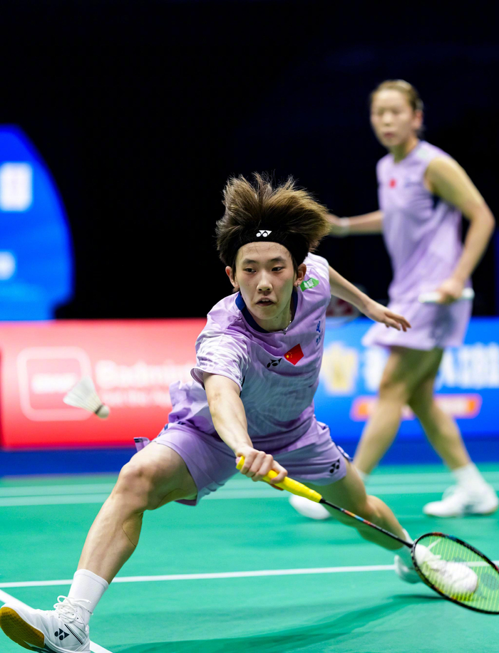 羽毛球赛场竞技激烈，选手拼尽全力争夺胜利的简单介绍