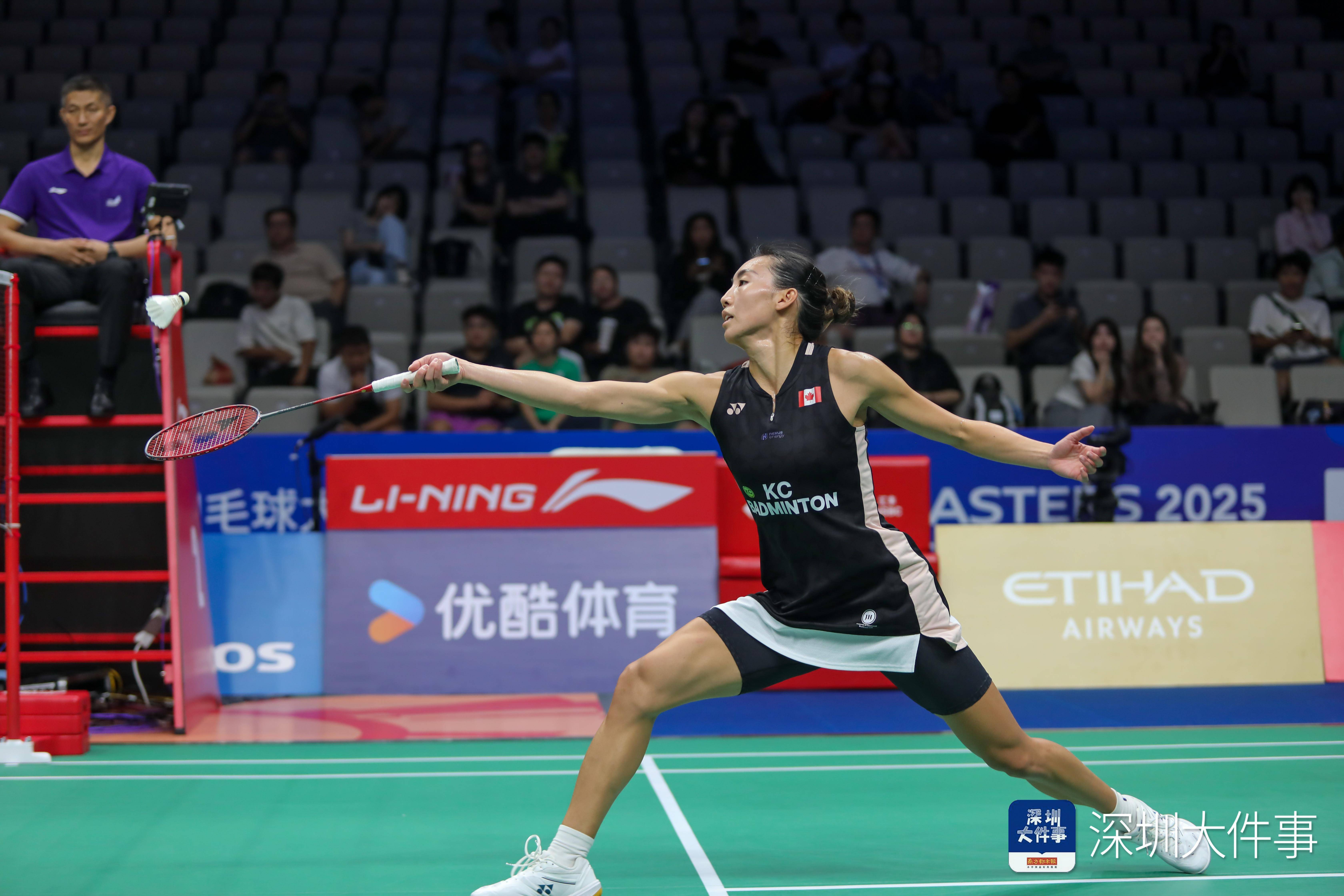 羽毛球赛场竞技激烈，选手拼尽全力争夺胜利的简单介绍