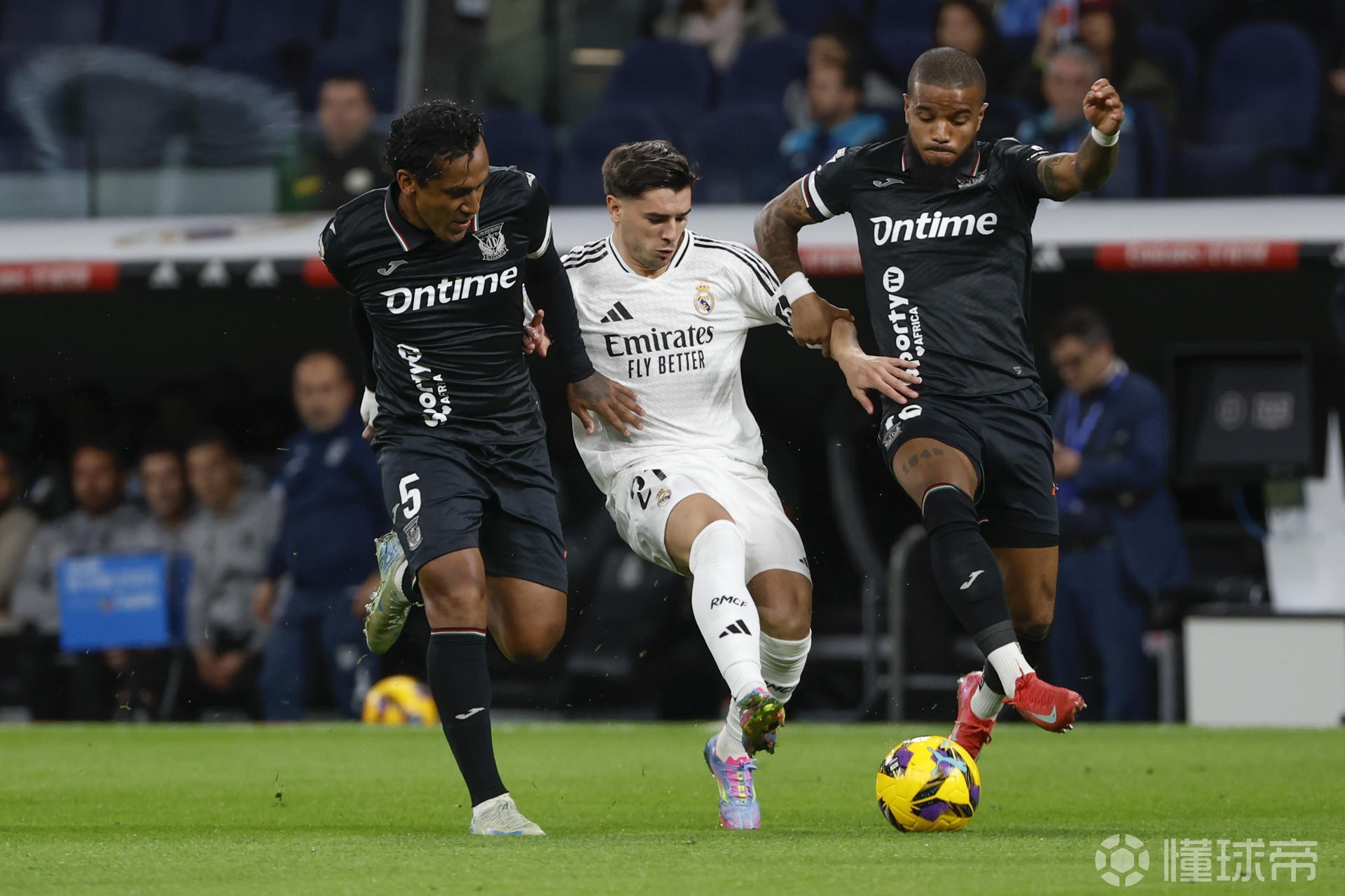 包含莱加内斯客场遭卡迪斯逼平，三连败状态延续的词条