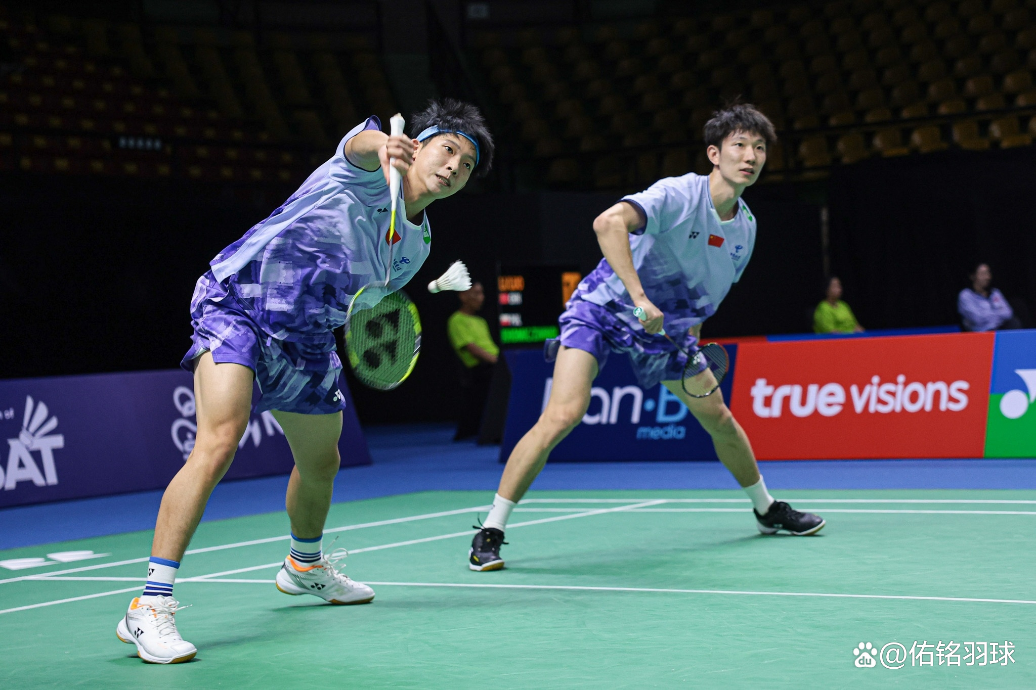 羽毛球赛场上激战连连，意外发生引人注目的简单介绍