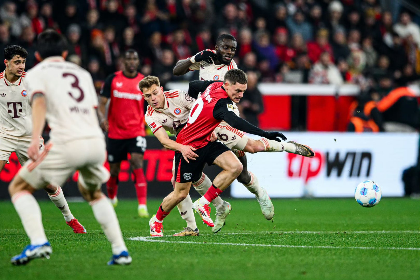 包含勒沃库森完胜拜仁，阿什拉夫统治全场的词条