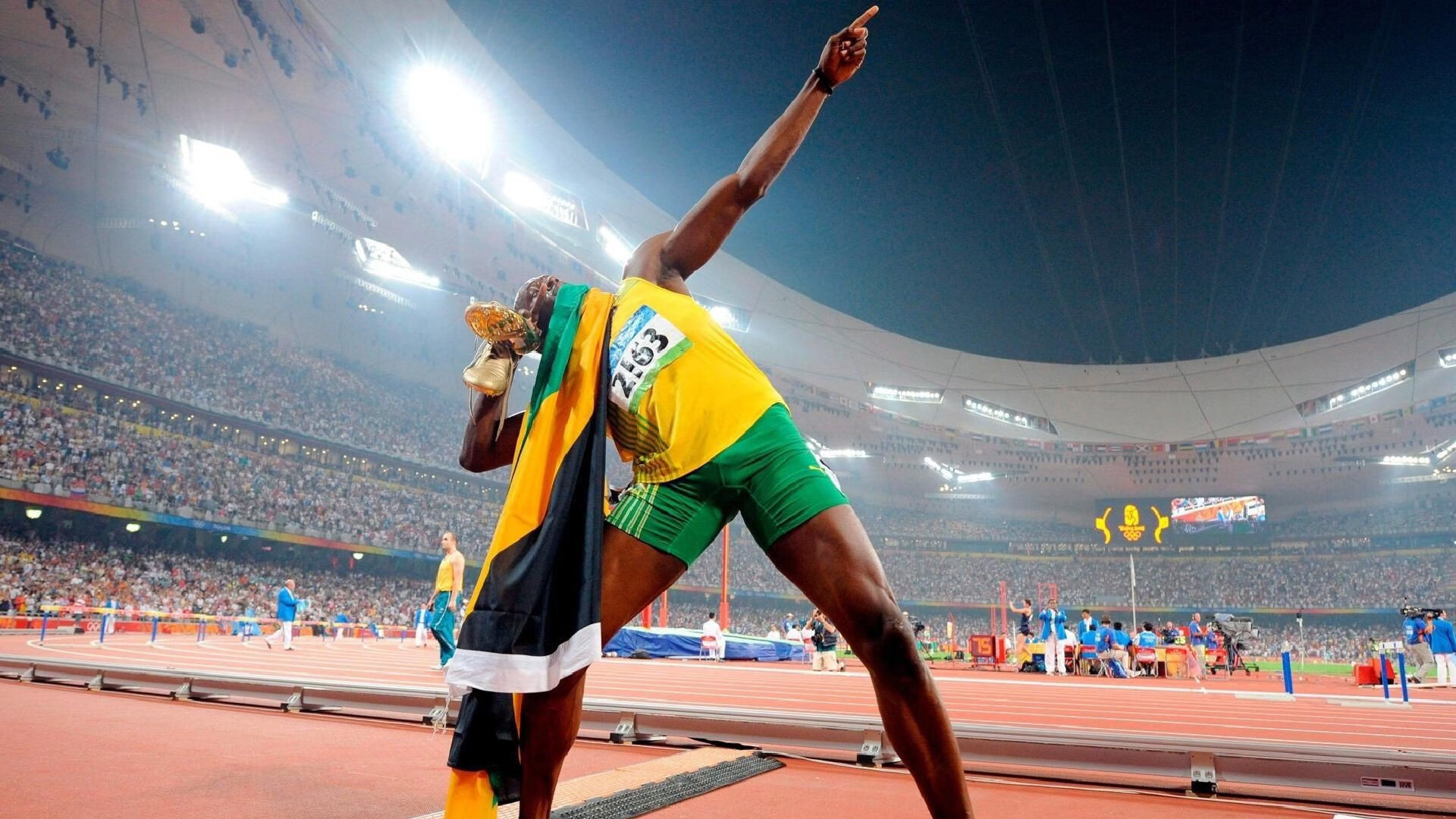 火箭火力全开,F1街道赛焦点战上演速度与激情