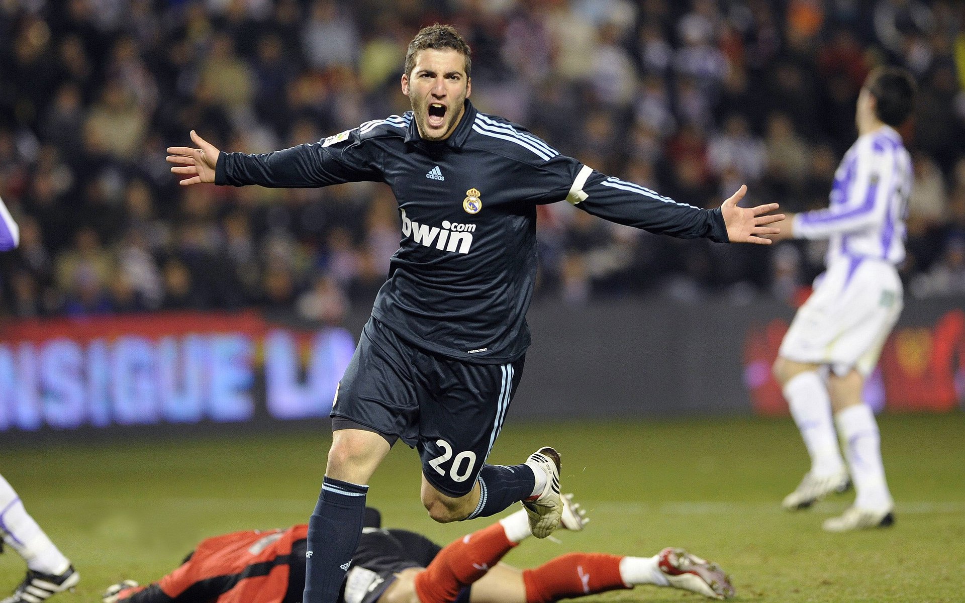 厄瓜多尔封锁巴萨,当足球的边界模糊,赖斯在英超赛场接管争冠之战