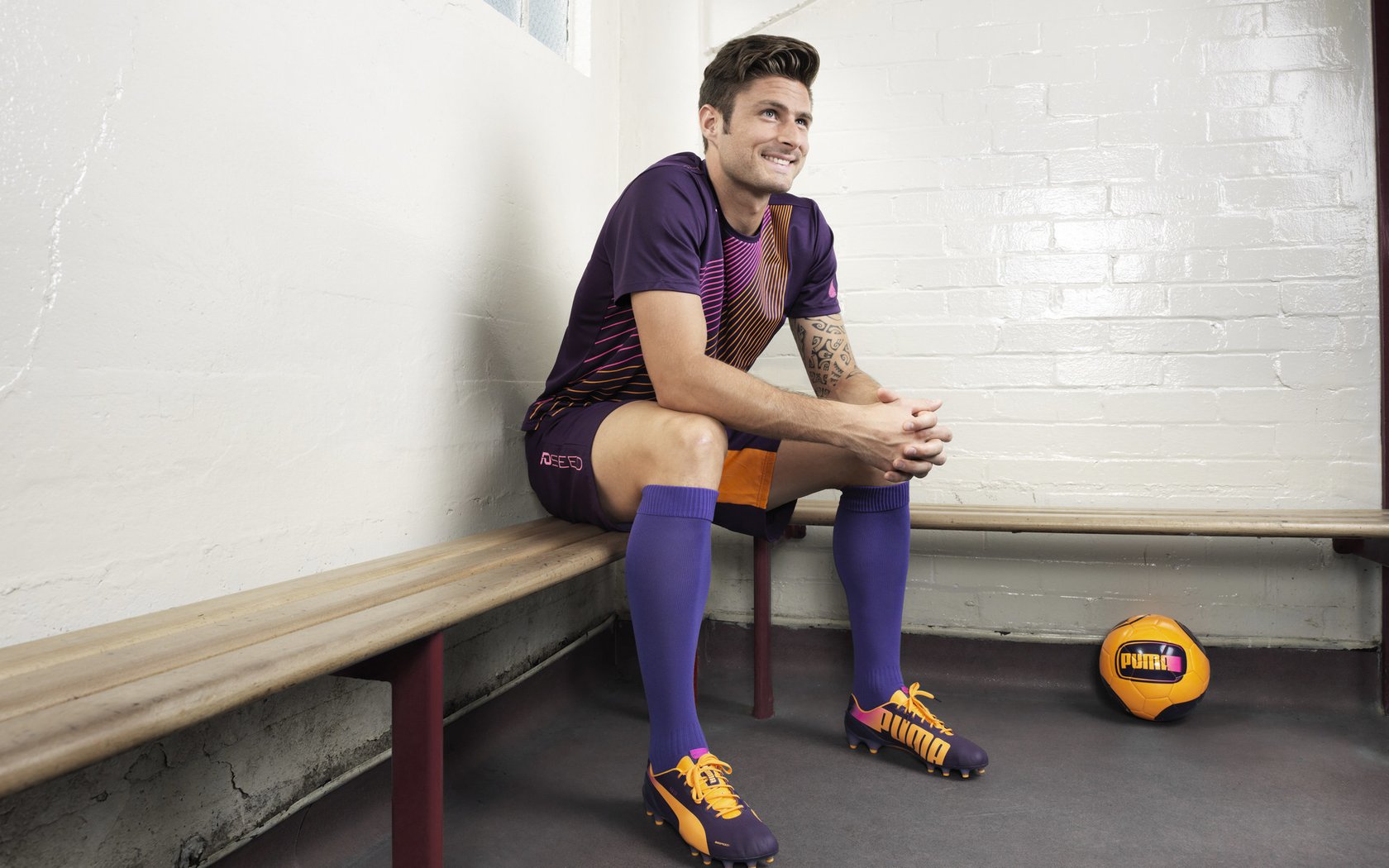 欧冠淘汰赛之夜，阿圭罗点燃赛场