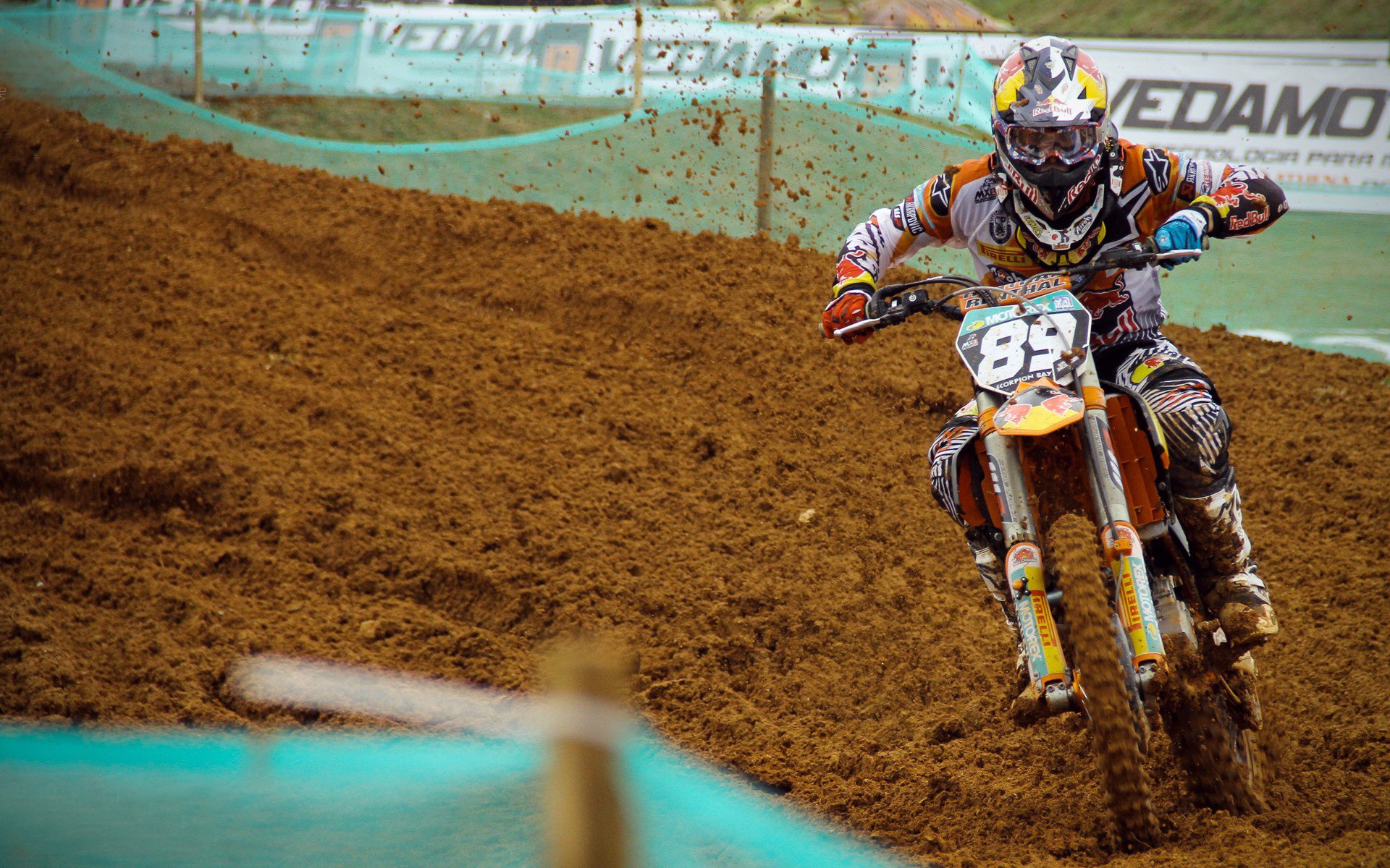 红牛二队横扫法拉利，皮亚斯特里带队取胜，新一代王者的崛起