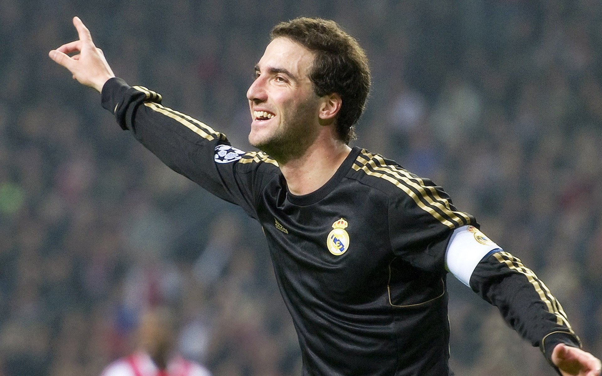 赛道之外，德里赫特如何以F1冠军之夜的精神带动全队节奏